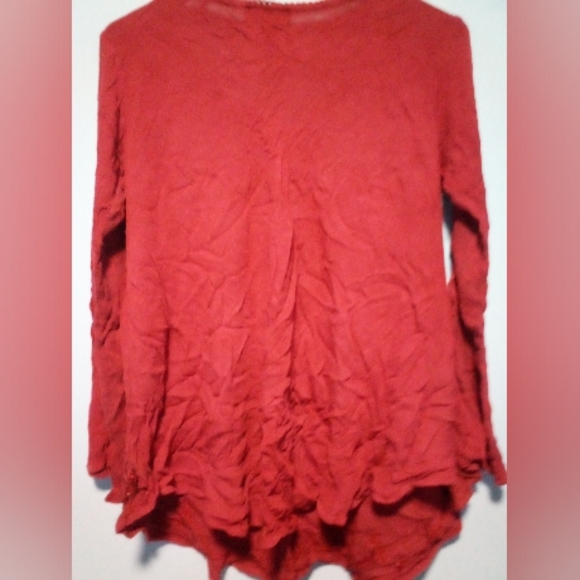 Red crew neck sweater with flared cuff's and long waist. Delicate and delightful - Picture 3 of 5